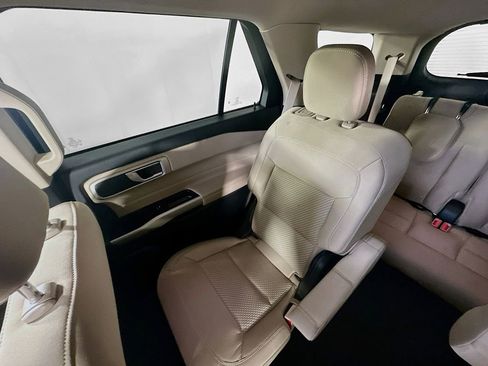 Used 2023 Ford Explorer XLT image 12