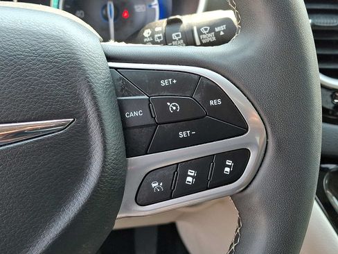 Certified 2024 Chrysler Pacifica Touring-L FWD image 25