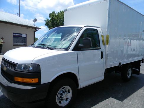 Used 2019 Chevrolet Express 3500 RWD image 2