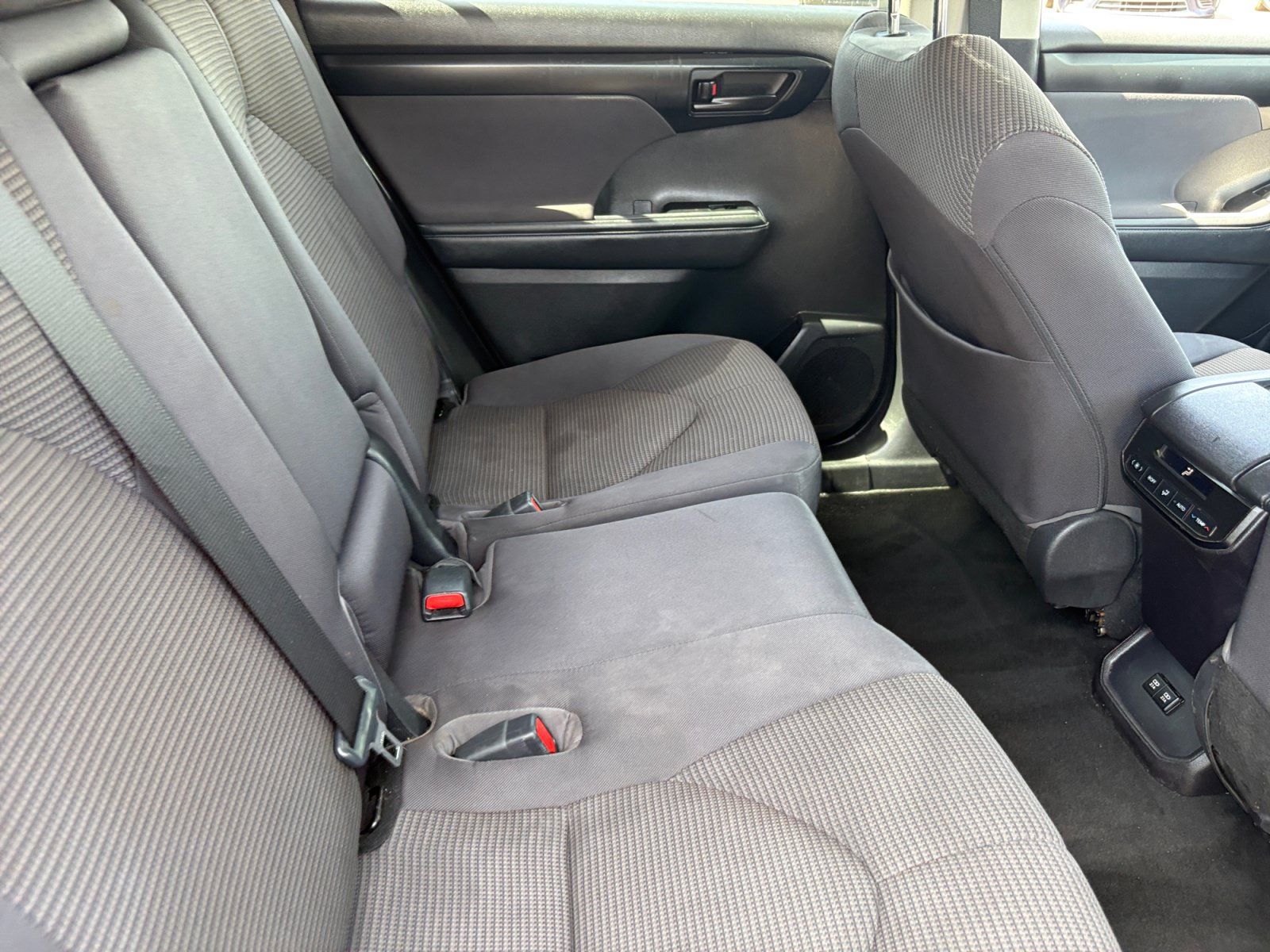 Used 2021 Toyota Highlander LE FWD image 18