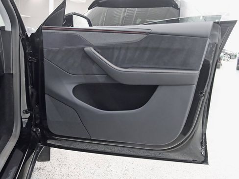 Used 2026 Tesla Model Y AWD image 33