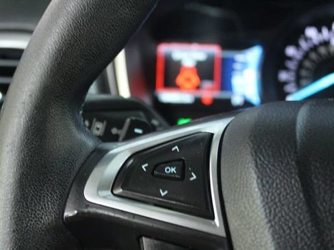 Used 2018 Ford Fusion SE w/ Equipment Group 202A FWD image 14