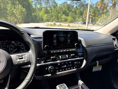 Used 2023 Nissan Pathfinder SL AWD/4WD image 41