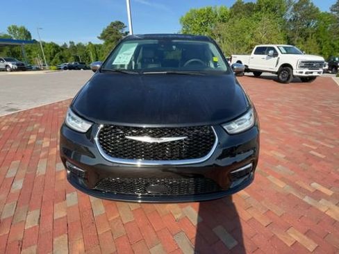 Used 2023 Chrysler Pacifica Limited FWD image 4