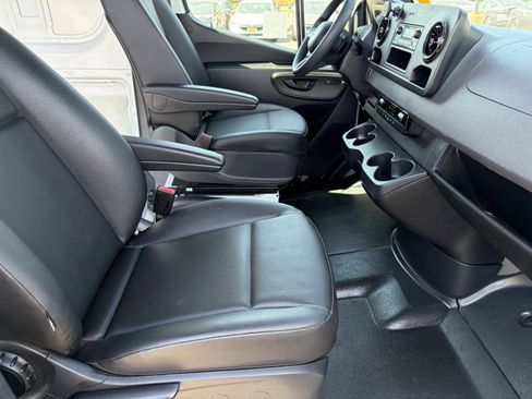Used 2025 Mercedes-Benz Sprinter 2500 image 12