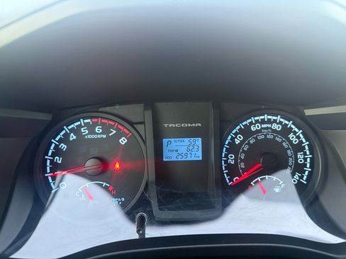 Used 2016 Toyota Tacoma SR image 17