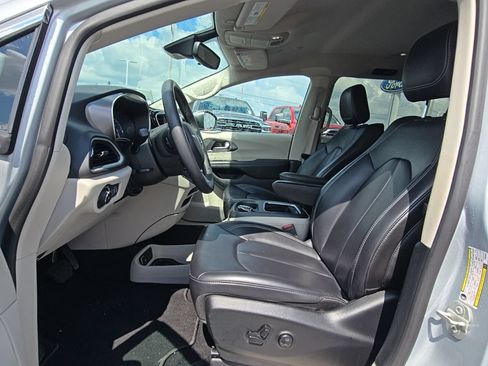 Used 2023 Chrysler Pacifica Touring-L FWD image 10