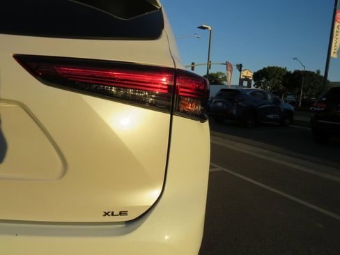 Certified 2023 Toyota Highlander XLE image 11