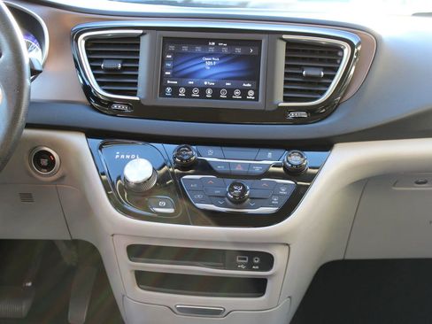 Used 2020 Chrysler Voyager Lxi image 25