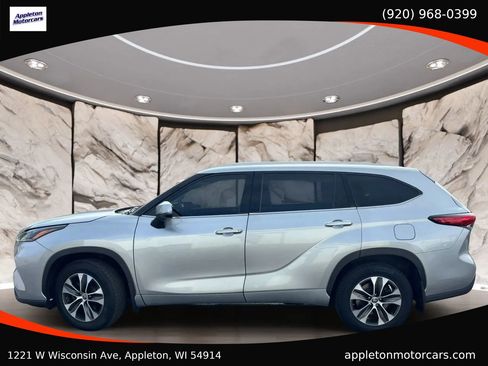 Used 2022 Toyota Highlander XLE AWD/4WD image 3