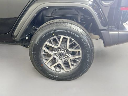 Used 2025 Jeep Wrangler Unlimited Sahara AWD/4WD image 22