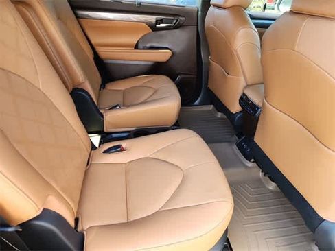 Used 2021 Toyota Highlander Platinum image 18