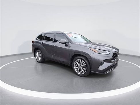 Certified 2024 Toyota Highlander Platinum AWD/4WD image 2
