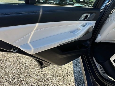 Used 2022 BMW X7 M50i image 22