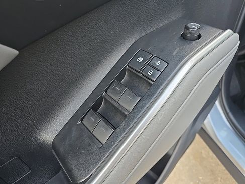 Used 2021 Toyota Highlander XLE image 30