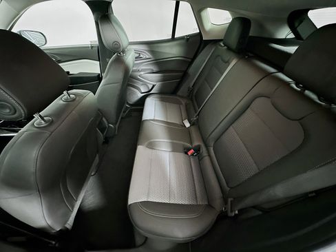 Used 2025 Chevrolet Trax LT w/ LT Convenience Package image 25