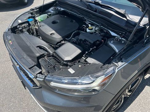 Used 2019 Volvo XC40 T5 Momentum AWD/4WD image 23