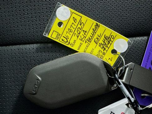 Used 2025 Kia Telluride EX w/ EX Captain's Chair Package FWD image 39