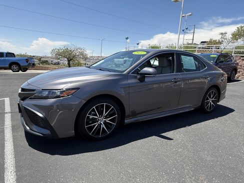 Used 2022 Toyota Camry SE image 9