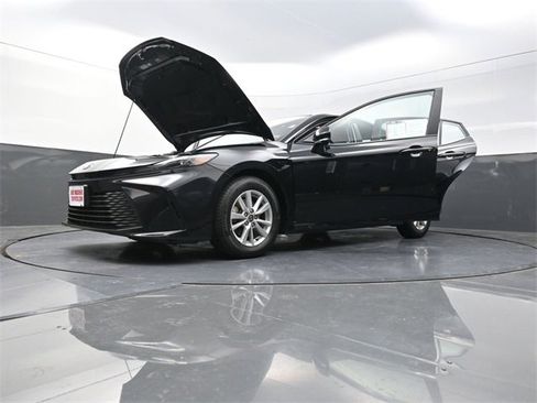 Used 2025 Toyota Camry LE image 37