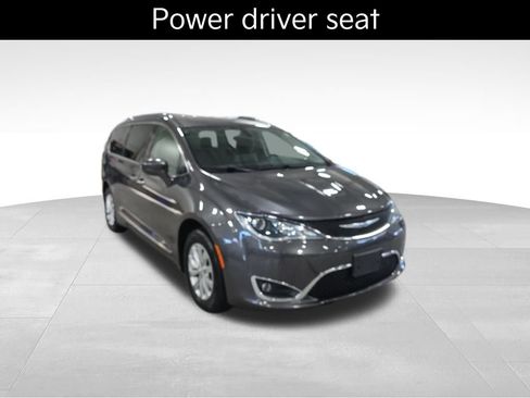 Used 2018 Chrysler Pacifica Touring-L image 3
