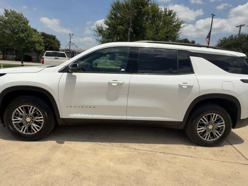 Used 2025 Chevrolet Traverse LT FWD image 5