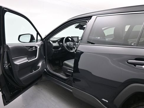 Used 2022 Toyota RAV4 LE AWD/4WD image 9