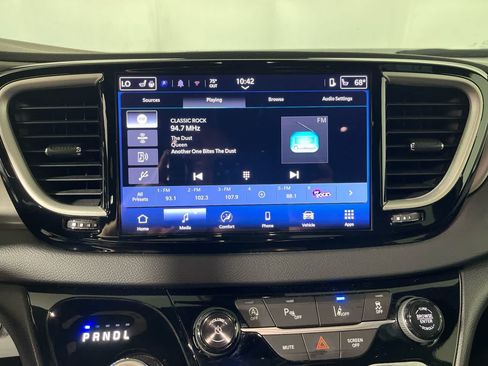 Used 2025 Chrysler Pacifica Select FWD image 18
