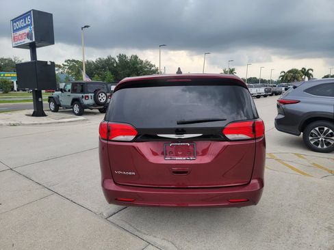 Used 2023 Chrysler Voyager LX FWD image 4