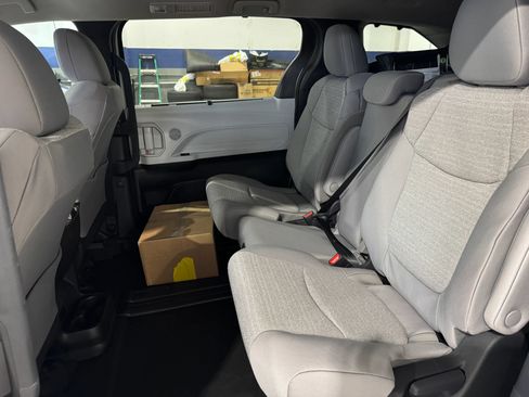 Used 2026 Toyota Sienna LE FWD image 24