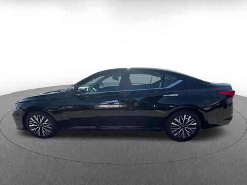 Used 2025 Nissan Altima 2.5 SV FWD image 9