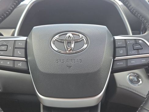 Used 2023 Toyota Highlander XLE FWD image 18