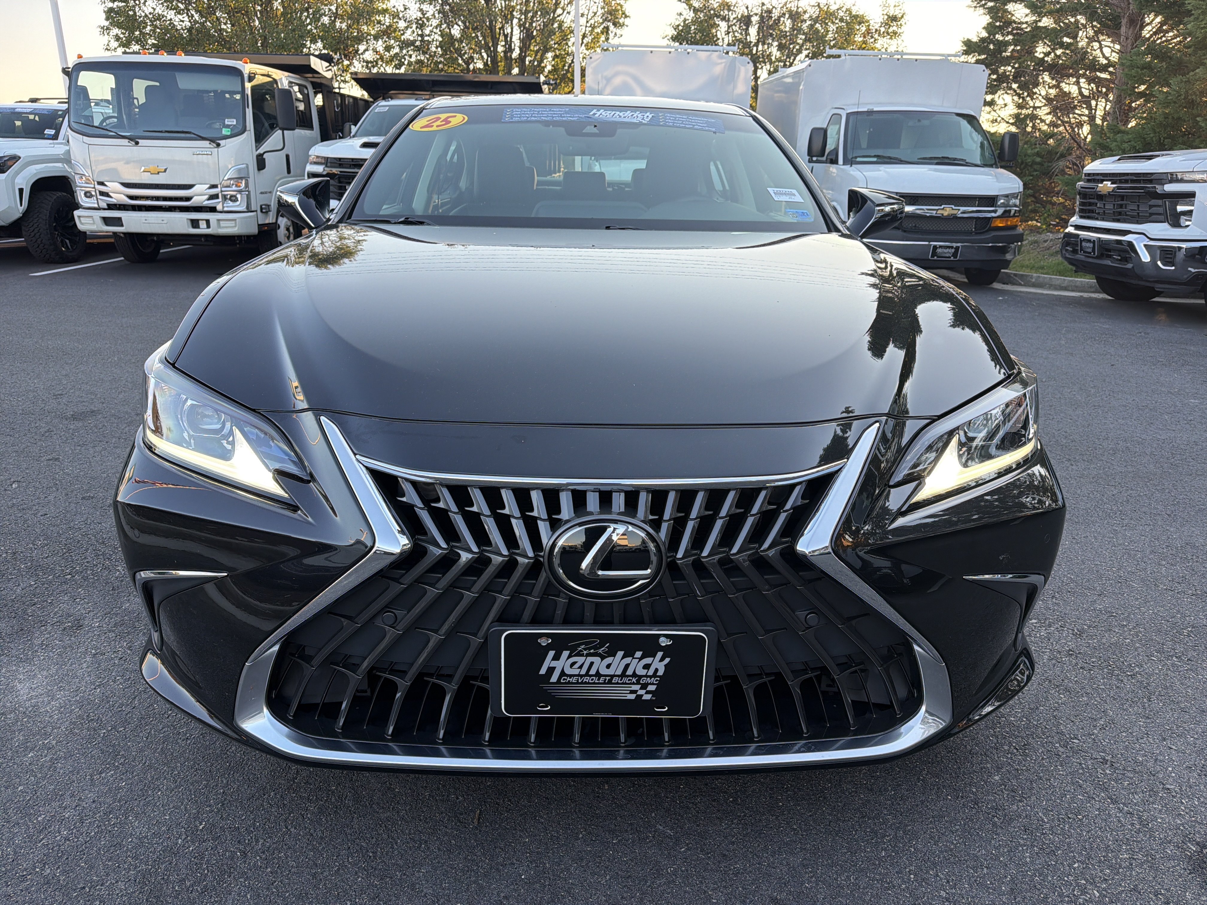 Used 2025 Lexus ES 350 w/ Premium Package FWD image 2