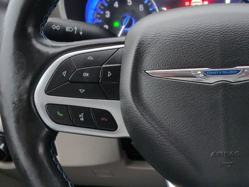 Used 2021 Chrysler Pacifica Touring-L image 16