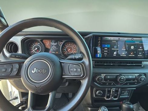 Used 2025 Jeep Gladiator Nighthawk image 9