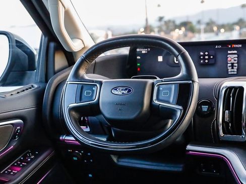 Used 2025 Ford Expedition Platinum AWD/4WD image 18