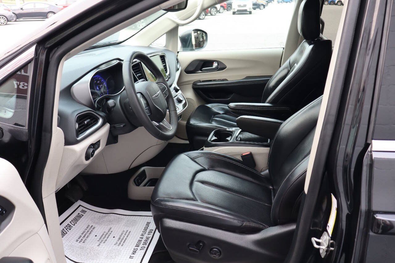 Used 2023 Chrysler Pacifica Touring-L FWD image 6