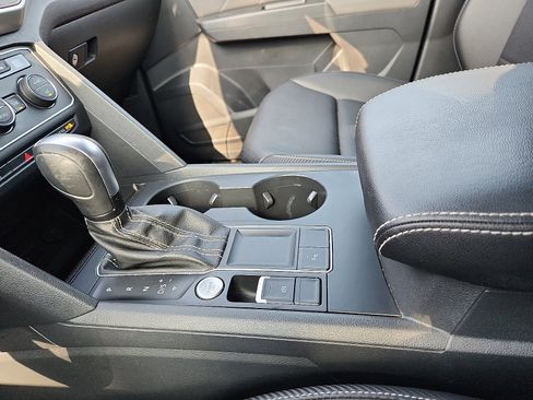 Used 2021 Volkswagen Atlas Cross Sport SE w/ 20" Black Wheels Package image 20