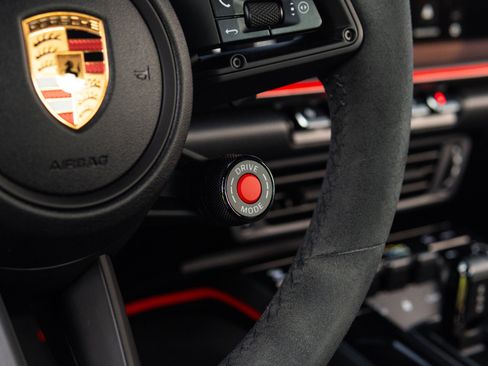 Used 2025 Porsche 911 Carrera RWD image 42