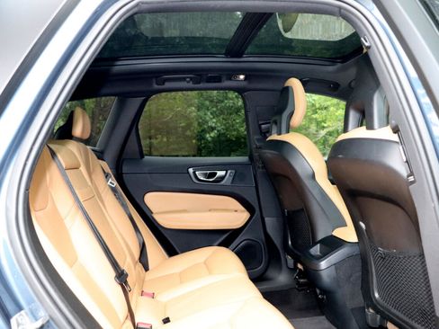 Used 2018 Volvo XC60 T5 Momentum w/ Vision Package image 30