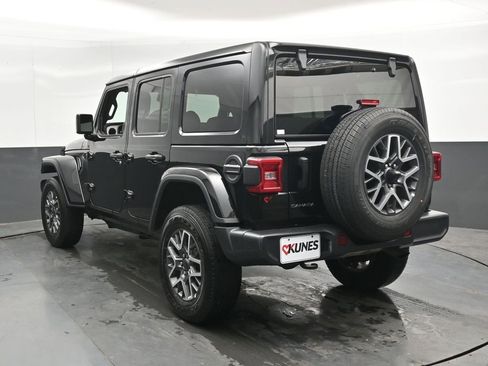Used 2025 Jeep Wrangler Unlimited Sahara AWD/4WD image 9
