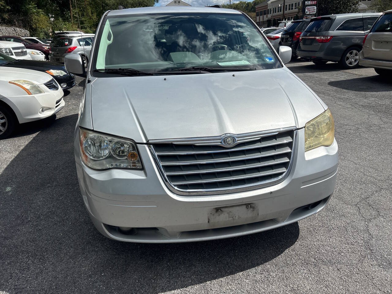 Used 2010 Chrysler Town & Country Touring FWD image 3
