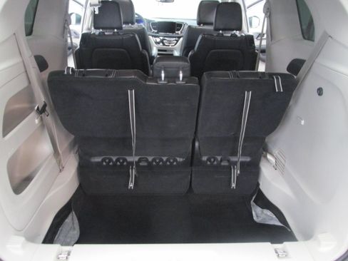 Used 2023 Chrysler Pacifica Touring-L FWD image 21
