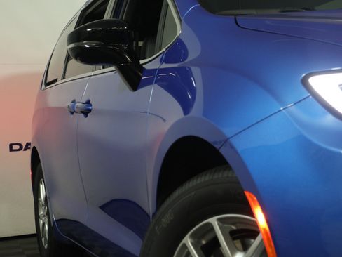 New 2026 Chrysler Pacifica Select image 3