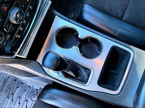 Used 2021 Jeep Grand Cherokee Laredo X image 19