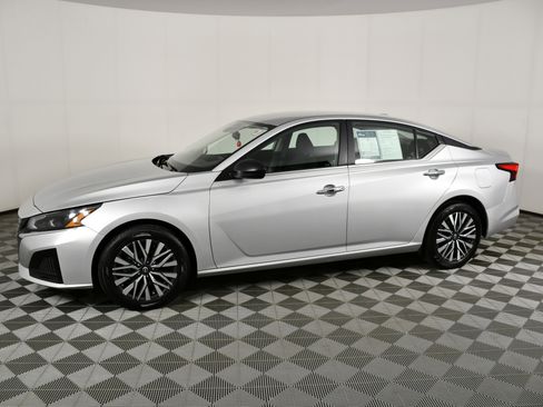 Used 2024 Nissan Altima 2.5 SV image 9