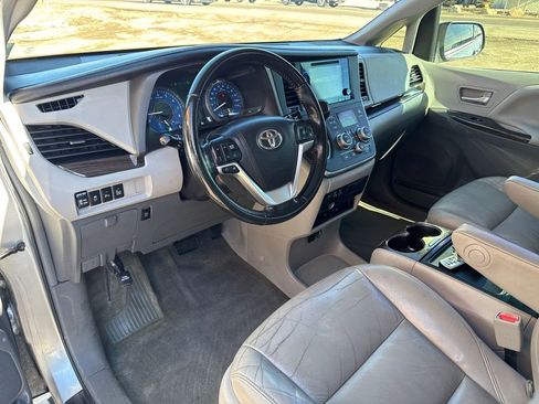 Used 2016 Toyota Sienna XLE Premium image 8