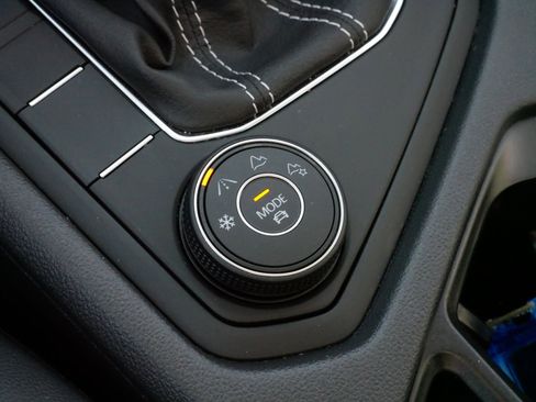 Certified 2022 Volkswagen Taos SE image 26