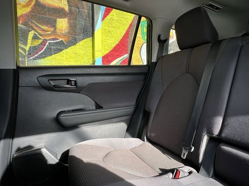 Used 2021 Toyota Highlander LE image 25