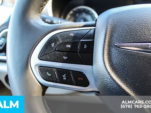 Used 2023 Chrysler Pacifica Touring-L image 29